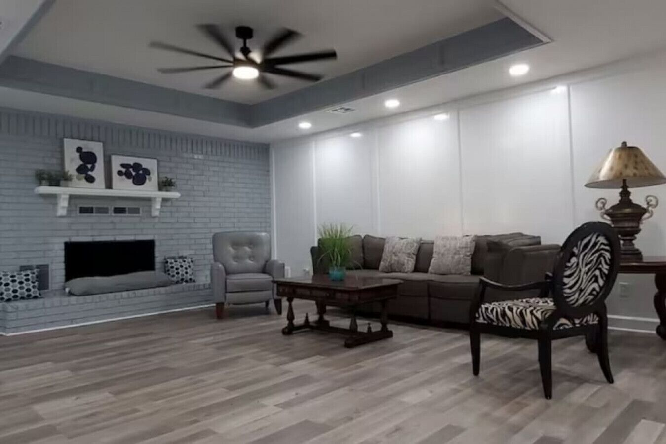 Hol2 · Spacious Layout Self CheckIn W/D