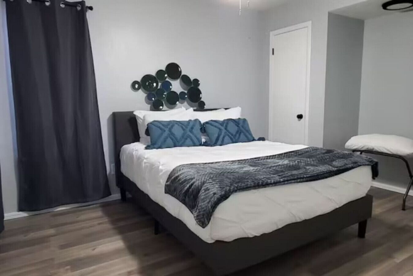 Hol2 · Spacious Layout Self CheckIn W/D