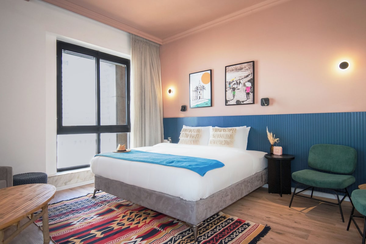 Desk, laptop workspace, WiFi (free), bed sheets
