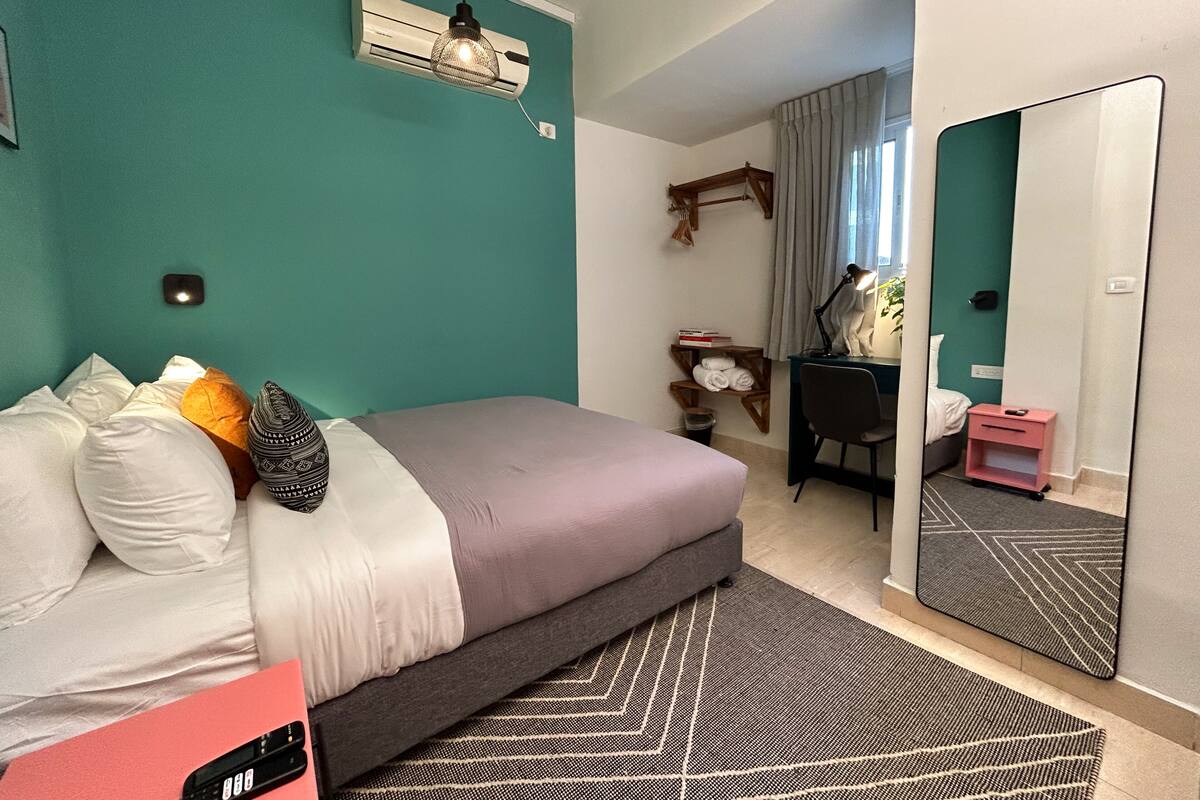Desk, laptop workspace, WiFi (free), bed sheets
