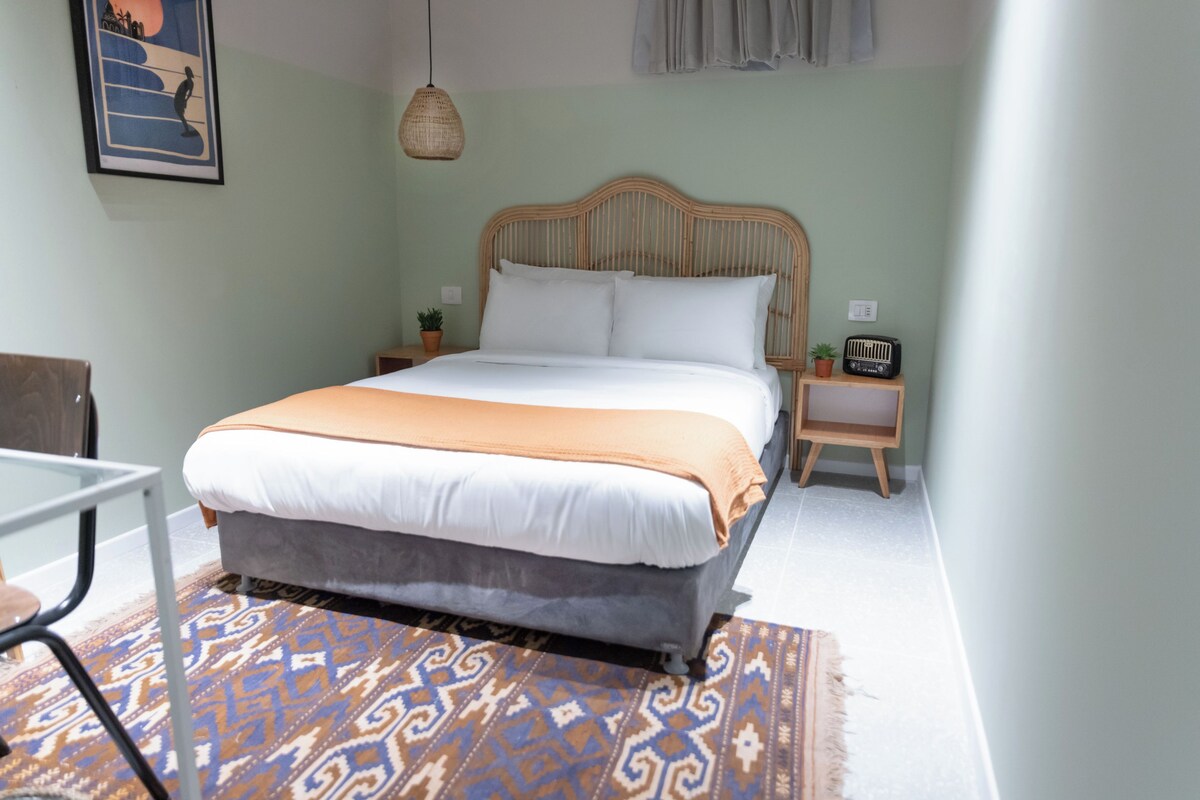 Desk, laptop workspace, WiFi (free), bed sheets