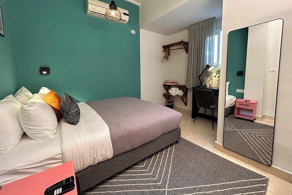 Desk, laptop workspace, WiFi (free), bed sheets