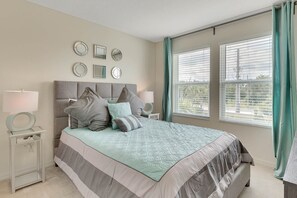 4 slaapkamers, een bureau, een strijkplank/strijkijzer, reisbedje