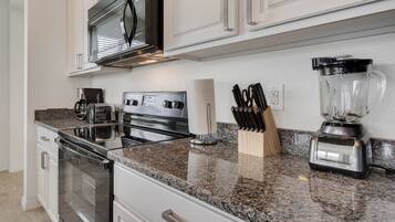 Kjøleskap, mikrobølgeovn, ovn og kokeplater