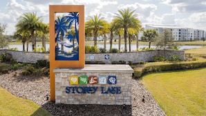 Un cartel con 'STORY LAKE' e iconos que indican servicios como piscina, restaurante y gimnasio.