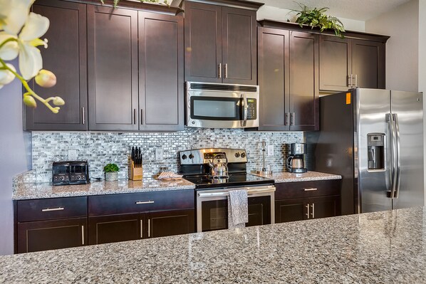 Frigorifero, microonde, forno, piano cottura