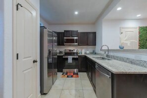 Een koelkast, een microgolfoven, een oven, een kookplaat