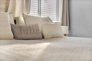 5 habitaciones, escritorio y tabla de planchar con plancha