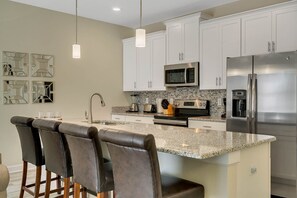 Fridge, microwave, oven, stovetop - 4BD/3BA Family Townhome near Disney (Kissimmee)