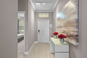 7 Schlafzimmer, Schreibtisch, Bügeleisen/Bügelbrett, Reisekinderbett