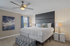 7 Schlafzimmer, Schreibtisch, Bügeleisen/Bügelbrett, Reisekinderbett