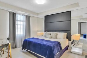 2 chambres, bureau, fer et planche à repasser, lit parapluie