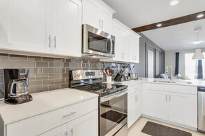 Fridge, microwave, oven, stovetop - SL 4741 Clock Tower #204 GVPM (Kissimmee)