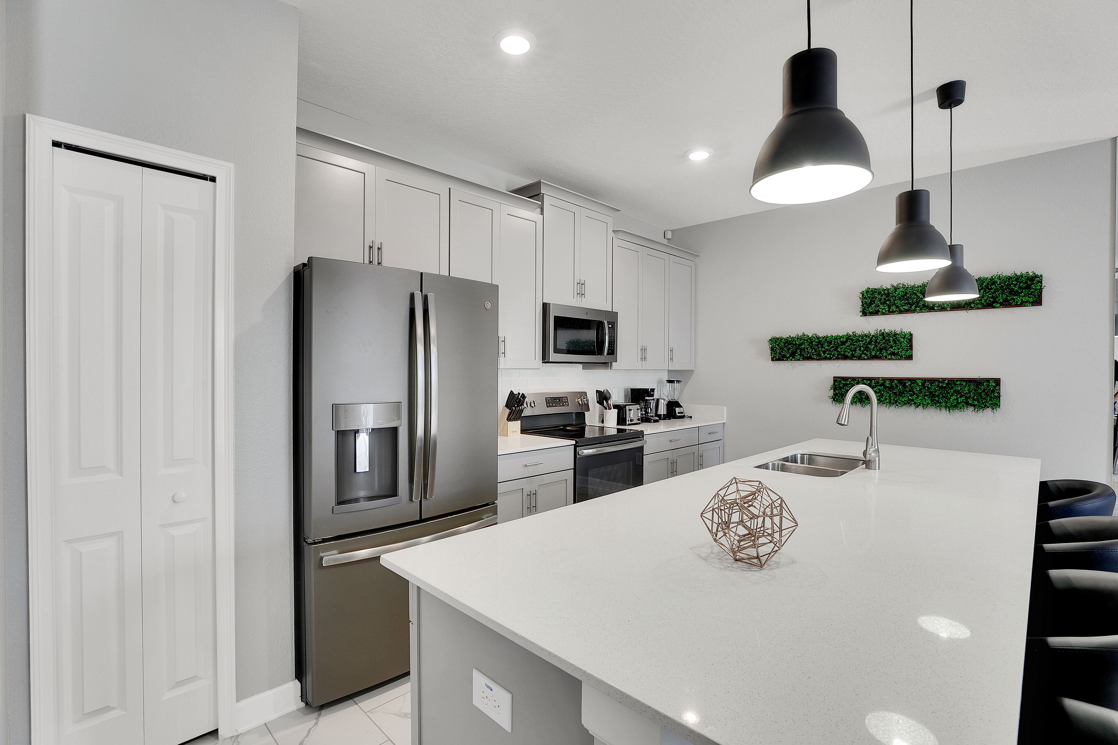 Køleskab, mikrobølgeovn, ovn, kogeplade