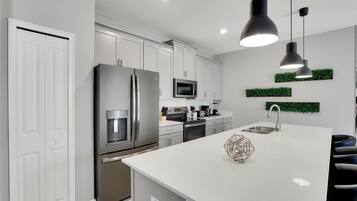 Køleskab, mikrobølgeovn, ovn, kogeplade