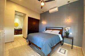 2 室のベッドルーム、セーフティボックス (室内)、デスク、アイロン / アイロン台