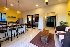 2 slaapkamers, een kluis op de kamer, een bureau