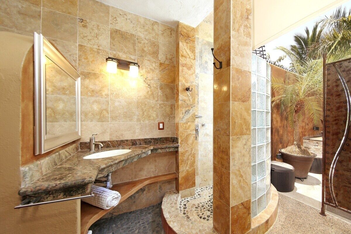Een douche, een haardroger, handdoeken, zeep