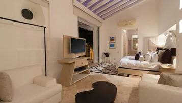 2 habitaciones, caja de seguridad en la habitación y escritorio