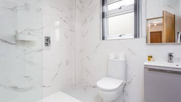 Signature Apartment | Bathroom | Shower, rainfall showerhead, free toiletries, hair dryer