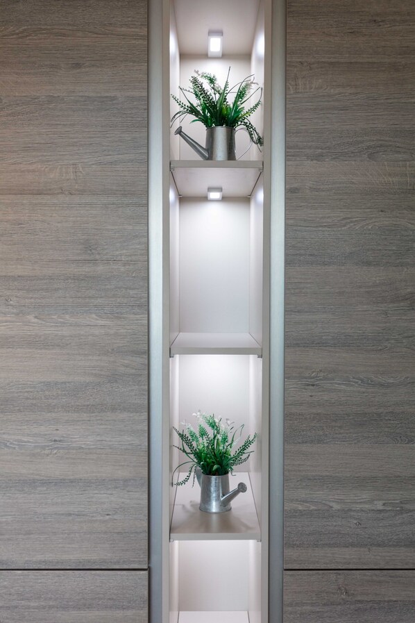 Departamento Prestigio | Cocina privada | Refrigerador con congelador, microondas, horno y parrilla de estufa 