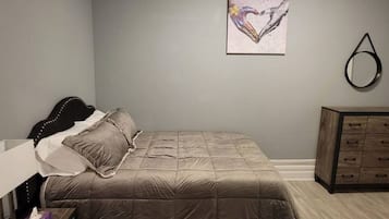 Desk, iron/ironing board, WiFi, bed sheets