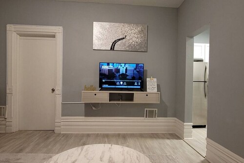 Gold 1 · Retreat Suite 2 - Cozy Downtown Getaway