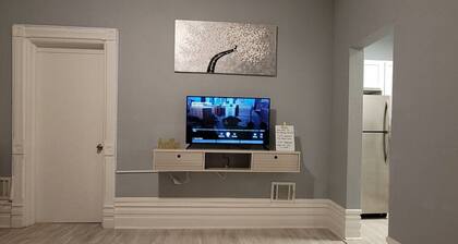 Gold 1 · Retreat Suite 2 - Cozy Downtown Getaway