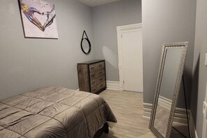 Desk, iron/ironing board, WiFi, bed sheets