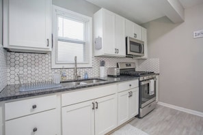 Geladeira, micro-ondas, fogão, cooktop