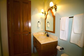 Douche, serviettes fournies, savon, papier toilette