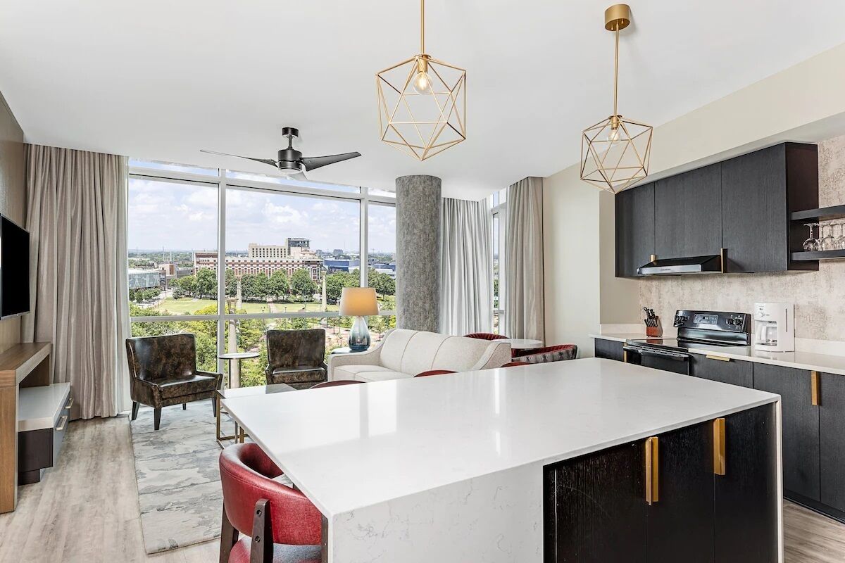 2BD/Atlanta - Downtown w/Rooftop Pool and Pool Bar!