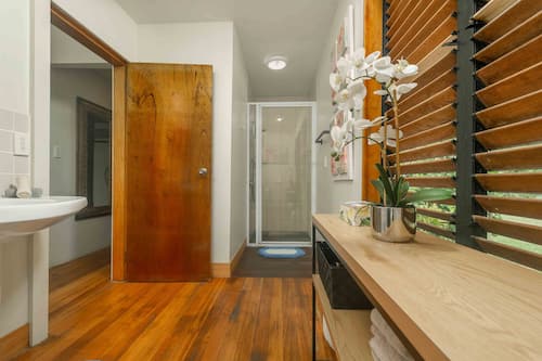 Premium Villa | Bathroom | Shower, hair dryer, towels