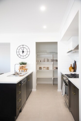 Large 4 bedroom home sleeps 10 guests - on golf course