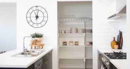 Large 4 bedroom home sleeps 10 guests - on golf course