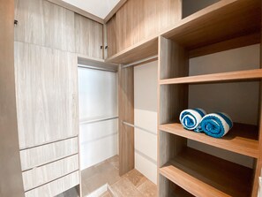 2 Schlafzimmer, Zimmersafe, individuell dekoriert, Verdunkelungsvorhänge