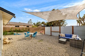 Outdoor dining - Casa Mestiza- Spacious with Fire Pit, Near Town (Yucca Valley)