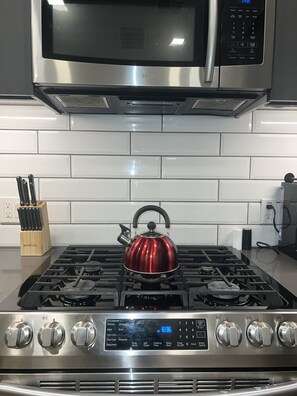 Private kitchen - Luxury apartment minutes to beach (Long Beach)