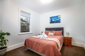 1 habitación, escritorio, tabla de planchar con plancha y wifi gratis 
