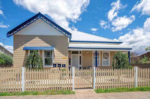 Paddington Villa 3 Close to town, Neat & Practical