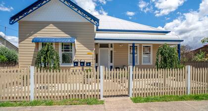 Paddington Villa 3 Close to town, Neat & Practical