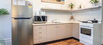 Paddington Villa 3 Close to town, Neat & Practical