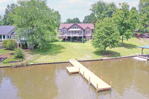 2400 square foot home with deck and dock in a quiet cove