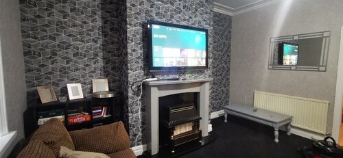 Entire 3 bed Rooms House, Free Parking, Wifi