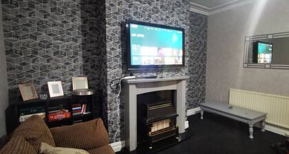 Entire 3 bed Rooms House, Free Parking, Wifi
