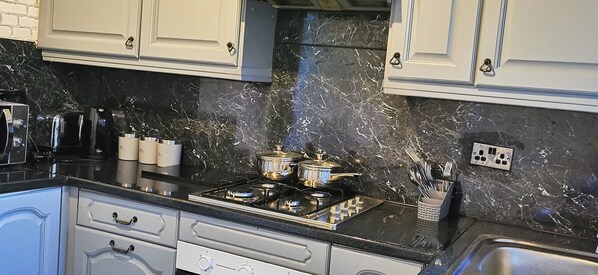 Private kitchen - Entire 3 bed Rooms House, Free Parking, Wifi (Bradford)