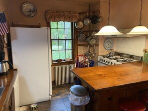 Kylskåp, mikrovågsugn, ugn och spishäll