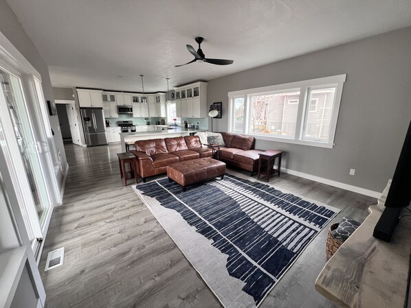 تلفزيون ذكي، مدفأة، مشغل دي في دي، تنس طاولة