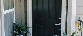 Cozy apartment with hot tub/pool only minutes from canyons!