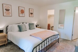 2 soveværelser, pengeskab på værelset, strygejern/strygebræt